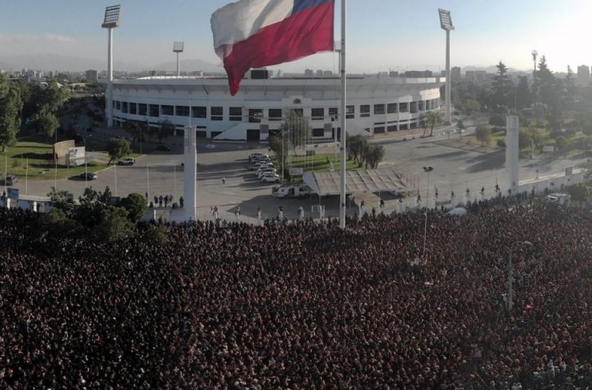  Multitudinaria manifestación “Las Tesis Senior” frente al Estadio Nacional