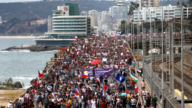 Multitudinaria marcha unió Viña del Mar y Valparaíso.