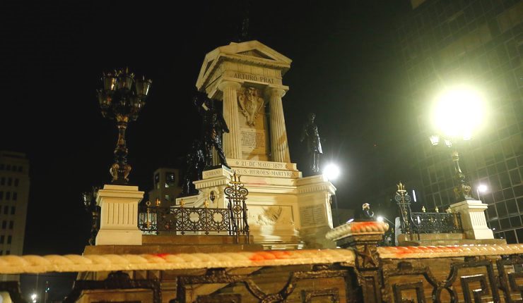  Con piedras y pintura es atacado monumento “Héroes de Iquique” en Valparaíso