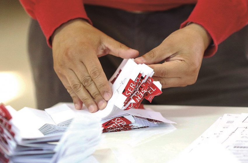  Chilenos en el extranjero piden impulsar voto por carta certificada dentro del país